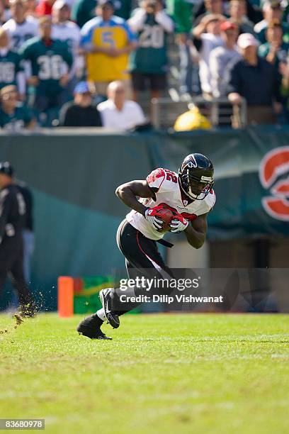 Jerious Norwood of the Atlanta Falcons returns a kick against the Philadelphia Eagles at Lincoln Financial Field on October 26, 2008 in Philadelphia,...