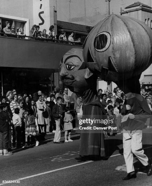 Parades * Santa Claus Parade flat drawer They'll Join Santa Claus Saturday Huge heads such as these, giant balloons as long as 100 feet, gay clowns,...