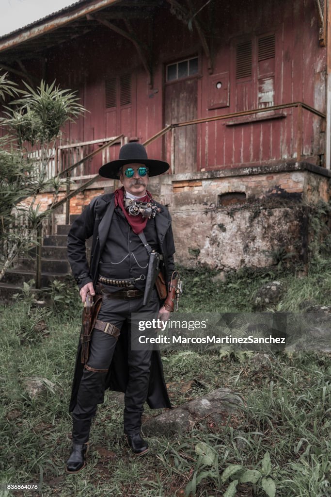 Mann trägt Steampunk Kostüm und Sheriff Hut
