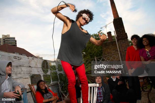 guy sings karaoke, standing on a chair - alardear fotografías e imágenes de stock