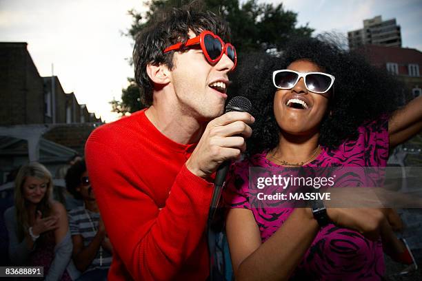 friends doing karaoke - showing off - fotografias e filmes do acervo