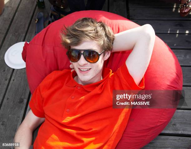 boy relaxing - beanbag photos et images de collection