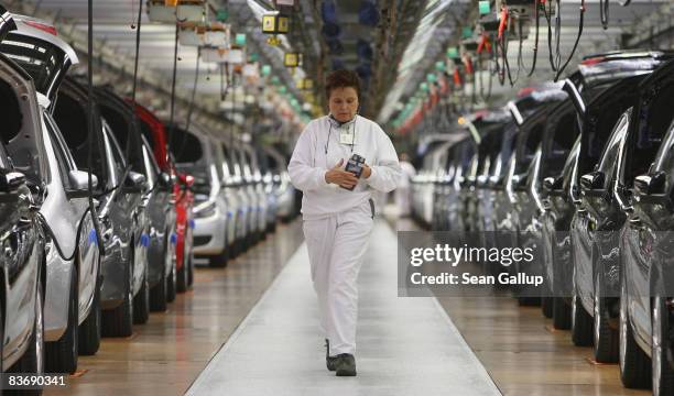 Worker keeps track of finished cars at the assembly line for the VW Golf at the Volkswagen car factory on November 14, 2008 in Wolfsburg, Germany....