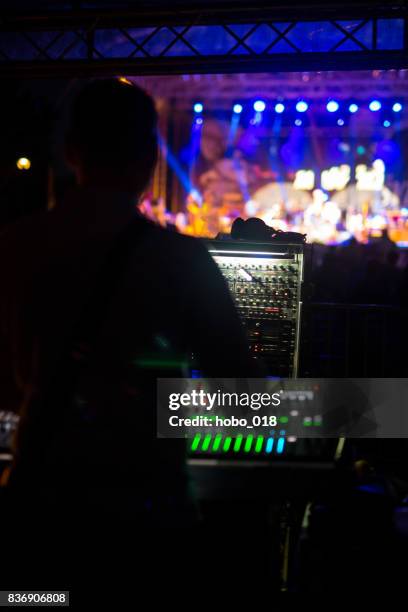 technicien du son au festival de musique - mixage du son photos et images de collection