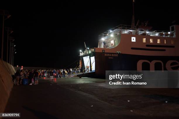 Tourists leave the island of Ischia from the port of Casamicciola following the earthquake, on August 22, 2017 in Casamicciola Terme, Italy. A...