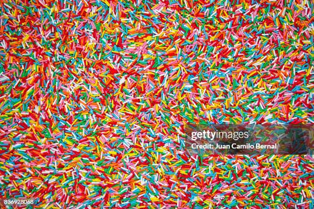 background made with thousands of multicolored sprinkles - gekleurde hagelslag stockfoto's en -beelden