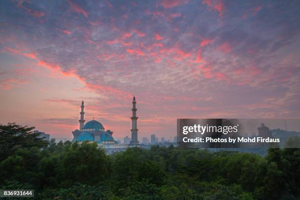 sunrise at federal territory mosque, kuala lumpur, malaysia - federal territory mosque stock-fotos und bilder