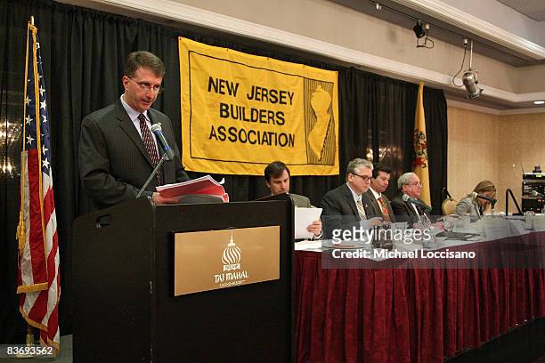 Thomas Critelli addresses the audience while 2007/2008 NJBA President Barry Solondz, NJBA Executive VP Tim Touchey, 2007/2008 NJBA VP and 2008/2009...