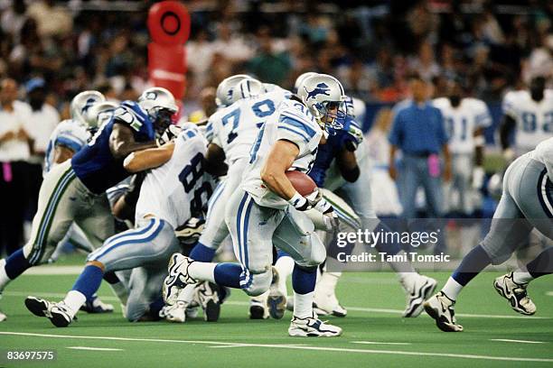 Detroit Lions fullback Cory Schlesinger carries the ball during a 28-20 victory over the Seattle Seahawks on September 12 at the Kingdome in Seattle,...