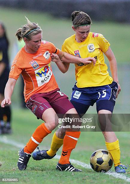 Elizabeth O'Reilly of the Mariners and Elise Kellond-Knight of the Roar compete for the ball during the round four W-League match between the Central...