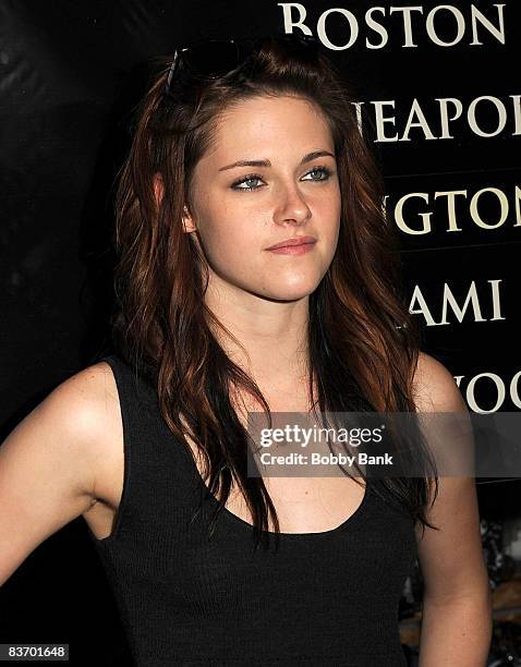 Kristen Stewart attends the "Twilight" promotion at Hot Topic in the Garden State Plaza on November 14, 2008 in Paramus, New Jersey.