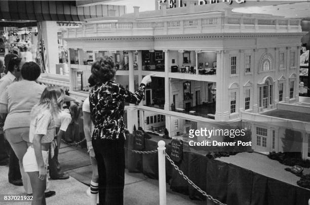 White House Replica On Display At Shopping Center The replica, which was created by Orlando, Fla., artist John Zweifel and his family and many...