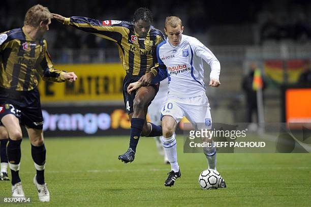 Auxerre's Danish middfielder Thomas Kahlenberg fights for the ball with Sochaux's cameroonese middfielder Valerie Mezague during the French L1...