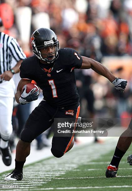 Jacquizz Rodgers of the Oregon State Beavers runs with the ball against the California Golden Bears at Reser Stadium on November 15, 2008 in...