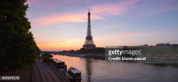 morning in seine river in paris with eiffel tower ( france ) - eiffel tower sunrise photos et images de collection