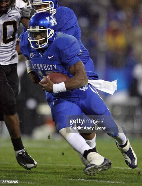 Randall Cobb of the Kentucky Wildcats runs with the ball during the game against the Vanderbilt Commodores on November 15, 2008 at Commonwealth...