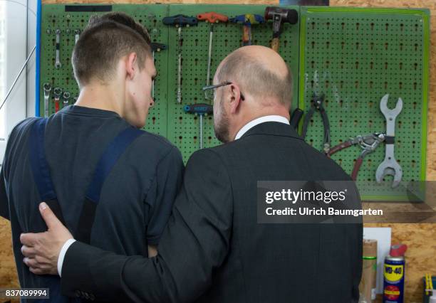 Election campaign Martin Schulz, chancellor candidate of the SPD for the 2017 Bundestag election. Visit to the workshop of the Bike-House Bonn. The...