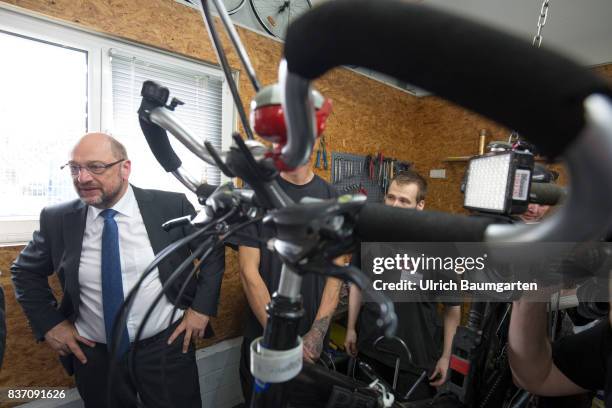 Election campaign Martin Schulz, chancellor candidate of the SPD for the 2017 Bundestag election. Visit to the workshop of the Bike-House Bonn. The...