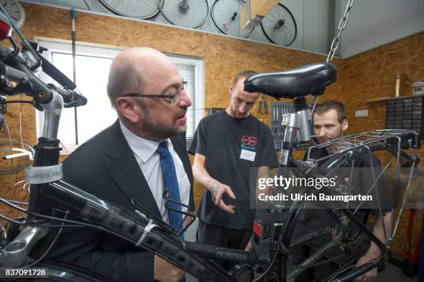 Election campaign Martin Schulz, chancellor candidate of the SPD for the 2017 Bundestag election. Visit to the workshop of the Bike-House Bonn. The...