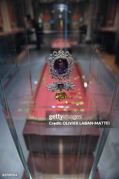 Picture taken on November 14, 2008 in Paris shows the "Toison d'or order" insigna of Austria's Prince Karl Anselm de Thurn und Taxis , that will be...