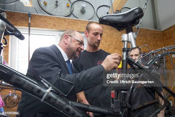 Election campaign Martin Schulz, chancellor candidate of the SPD for the 2017 Bundestag election. Visit to the workshop of the Bike-House Bonn. The...