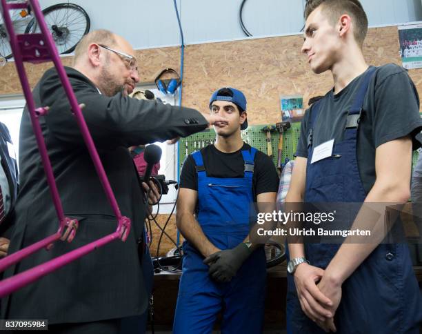 Election campaign Martin Schulz, chancellor candidate of the SPD for the 2017 Bundestag election. Visit to the workshop of the Bike-House Bonn. The...