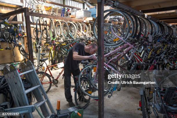 Election campaign Martin Schulz, chancellor candidate of the SPD for the 2017 Bundestag election. Visit to the workshop of the Bike-House Bonn. The...