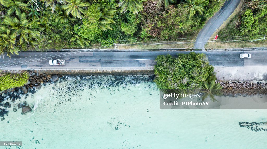 Vista aérea da estrada principal da ilha de Mahé no mar - Seychelles