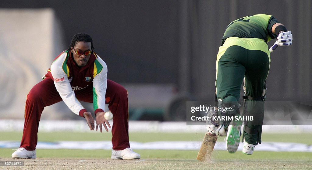 Pakistani batsman Misbahul Haq (R) strug