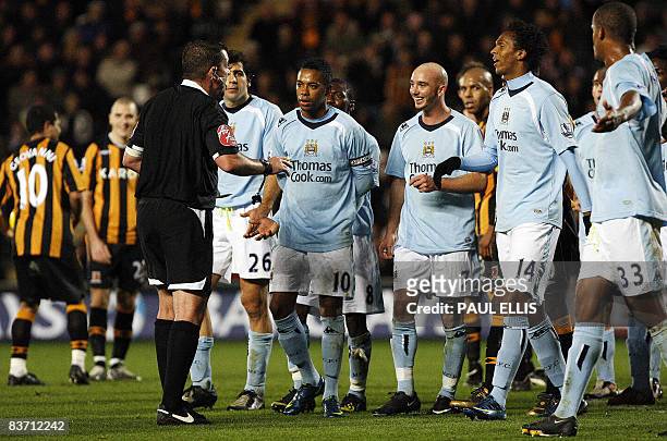 Referee Phil Dowd speaks to Manchester City's Brazilian forward Robinho during their English Premier League football match against Hull City at The...