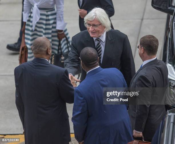 New Cosby attorney, Tom Mesereau, center, shakes Bill Cosbys hand, left, as Cosbys new legal team arrived at the Montgomery County Courthouse August...