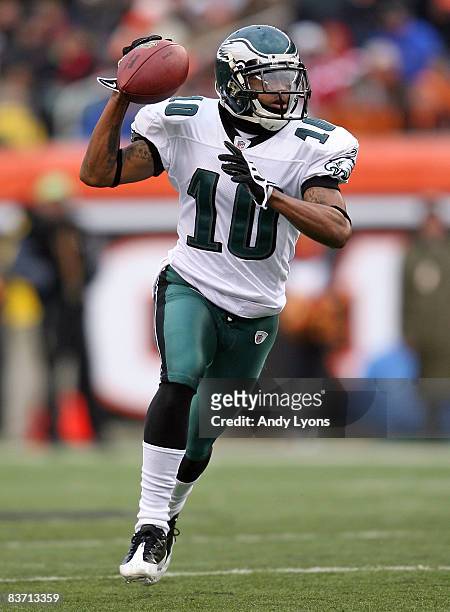 DeSean Jackson of the Philadelphia Eagles runs with the ball during the NFL game against the Cincinnati Bengals at Paul Brown Stadium on November 16,...