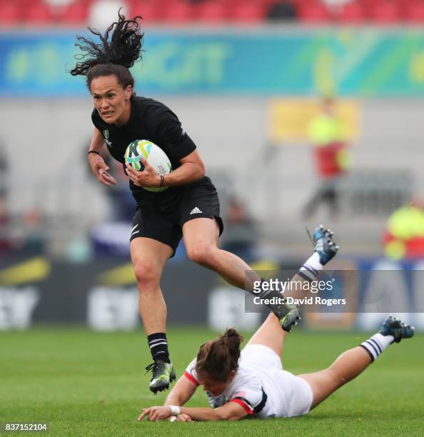 Portia Woodman of New Zealand evades the tackle from Kimber Rozier of the United States enroute to scoring her team's second try during the Women's...