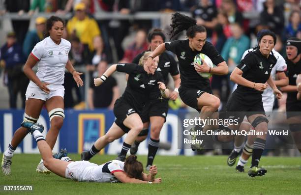 Portia Woodman of New Zealand evades the tackle from Kimber Rozier of the United States enroute to scoring her team's second try during the Women's...