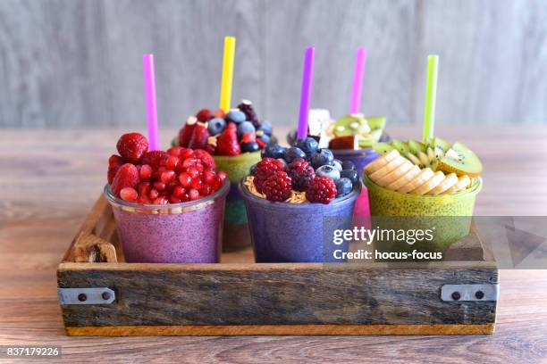chia und obst smoothie gesunde und zuckerfreie lebensmittel - kiwi berries stock-fotos und bilder