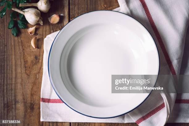 empty white metal plate with napkin - tisch besteck leer stock-fotos und bilder