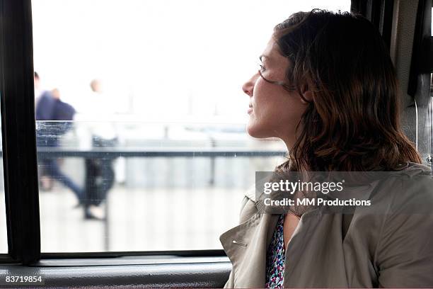 frau reisen in taxi, blick auf fenster - london taxi stock-fotos und bilder