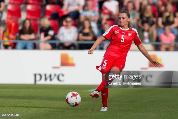 Noelle Maritz of Switzerland controls the ball during the Group C match between Austria and Switzerland during the UEFA Women's Euro 2017 at Stadion...