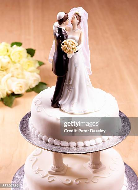 jewish wedding cake.  - wedding cake figurine photos et images de collection