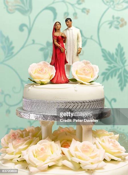 indian arranged wedding - wedding cake figurine imagens e fotografias de stock
