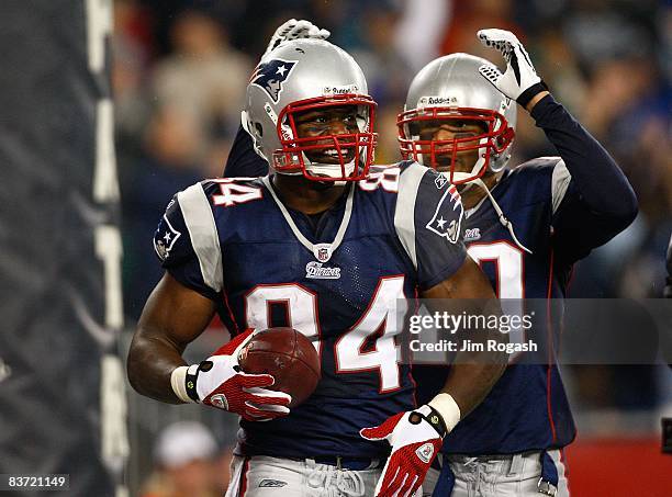 Benjamin Watson of the New England Patriots scores a touchdown against the New York Jets at Gillette Stadium on November 13, 2008 in Foxboro,...