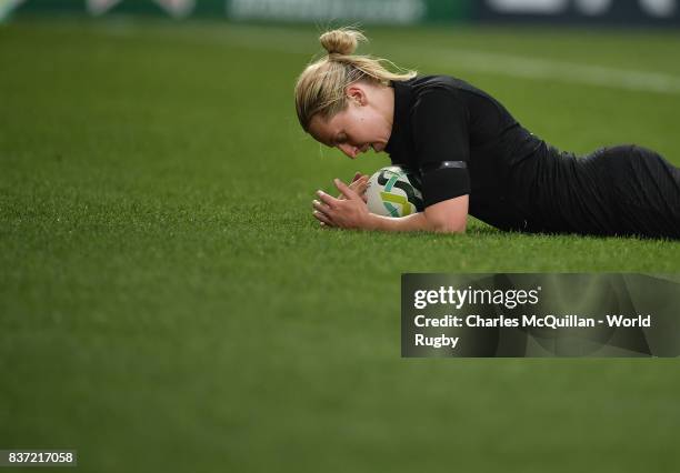 Kelly Brazier of New Zealand scores a try during the Womens Rugby World Cup semi-final between New Zealand and USA at the Kingspan Stadium on August...