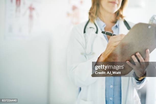 jedes detail bringt sie zu einer diagnose - klemmbrett stock-fotos und bilder