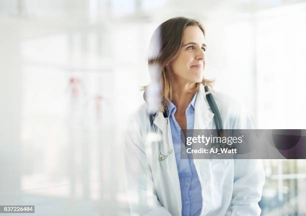 met haar, een goede gezondheid is in zicht - doctors office stockfoto's en -beelden