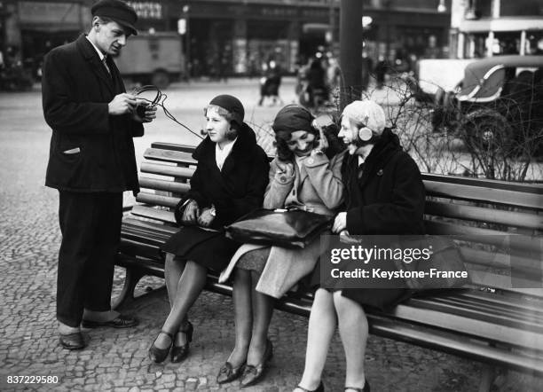 Des casques de musique sont connectés aux bancs d'un parc berlinois permettant aux promeneurs d'écouter de la musique lors d'une pause sur un banc le...