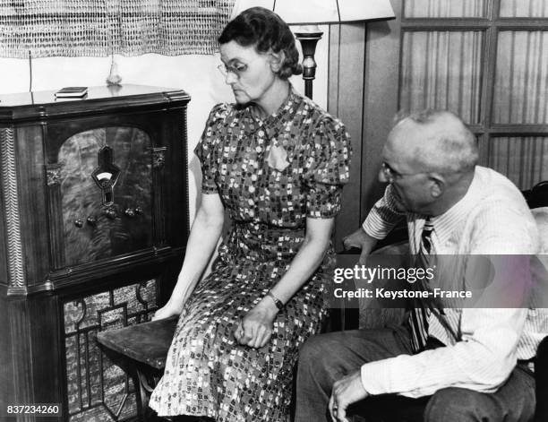 Mrs et Mr Patterson écoutent anxieusement la radio afin d'avoir des nouvelles de leur fils retenu à bord du sous-marin Squalus, le 24 mai 1939 à...