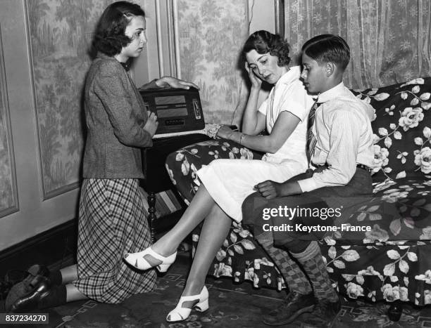 La famille Beyer attend anxieusement des nouvelles par radio de leur frère Théodore, à bord du sous-marin Squalus, le 23 mai 1939 à Staten Island, NY.