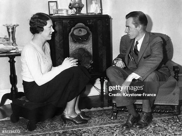 Mrs et Mr Coolidge Junior écoutent la radio dans leur salon