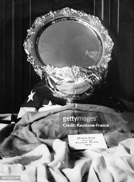 La Coupe Davis, trophée de tennis, est remportée par l'équipe de France.