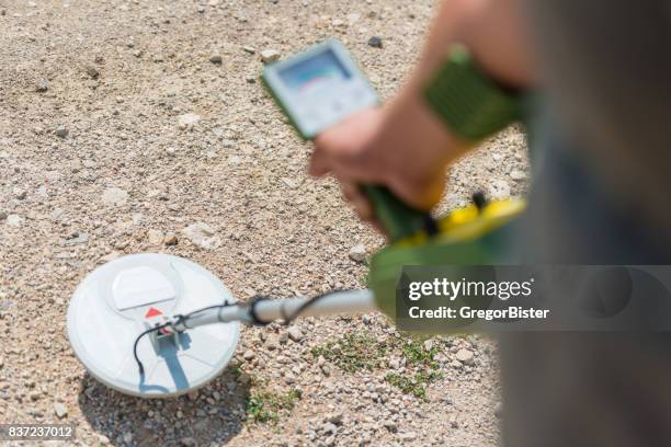 man with a metal detector - sensor imagens e fotografias de stock